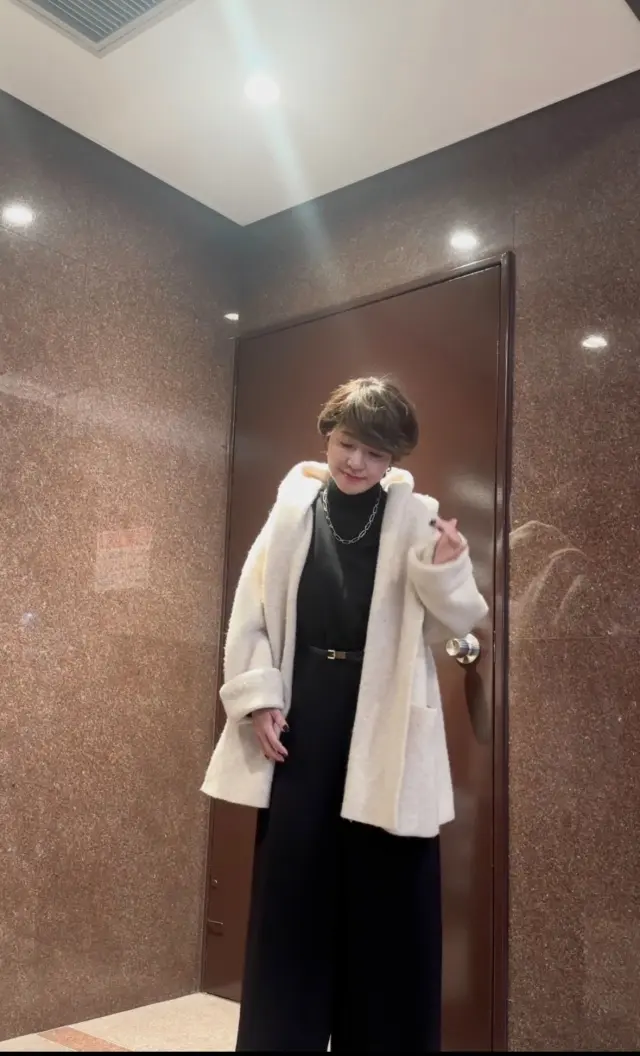 冬は街並みに映えるオフホワイトのニットコの画像_7