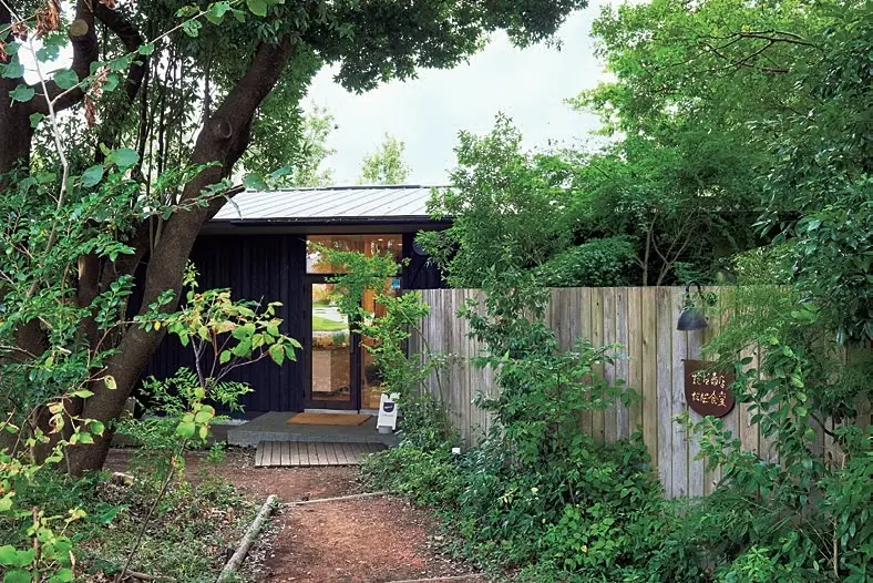大人のひとり旅　美食　つくば　ただ食堂　ただ商店　外観　設計は中村好文さん、 緑豊かな外構は「高田造園」が手がけた
