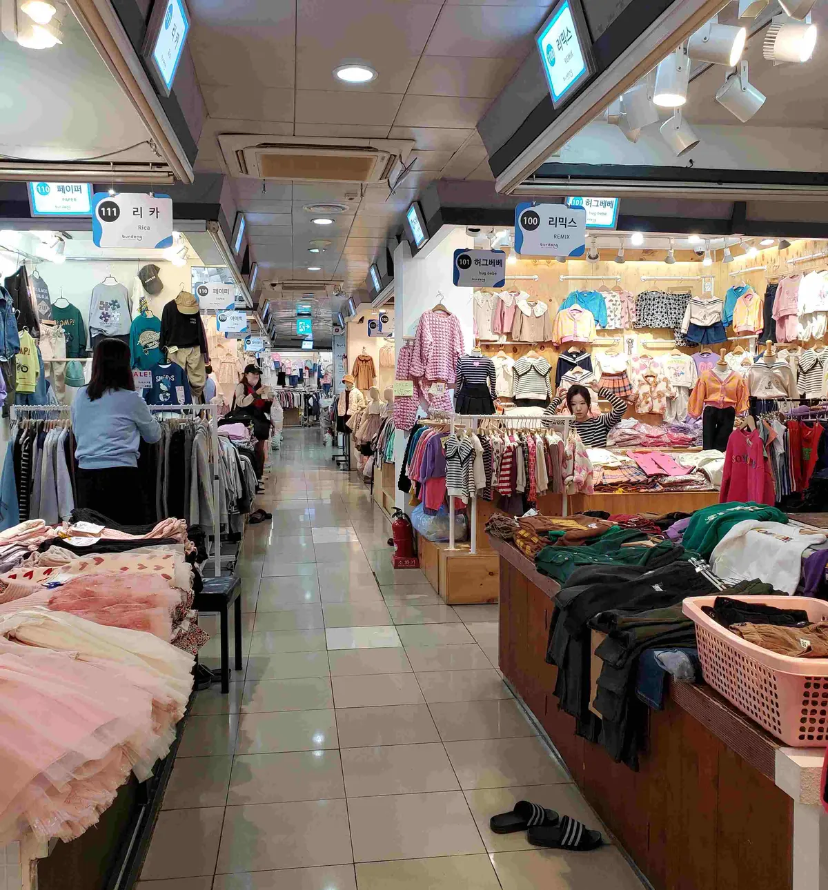 こちらは南大門市場にあった、ベビー服専門のビルの中です。