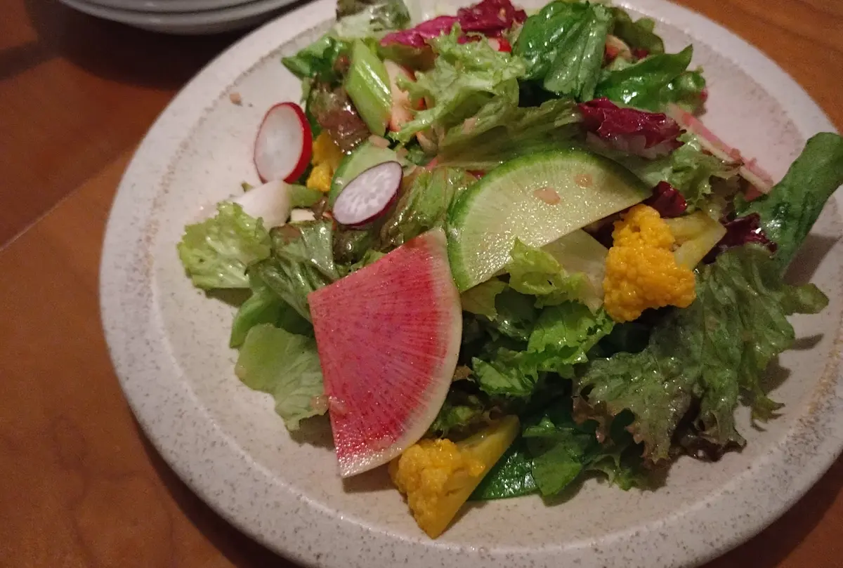 季節野菜のシンプルなサラダ