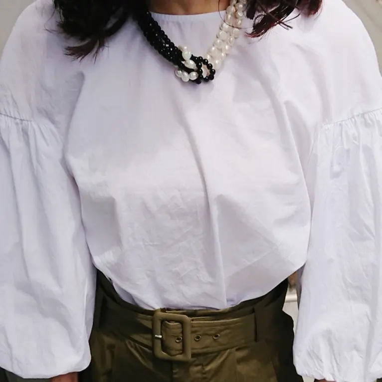 白いブラウス   パールネックレス