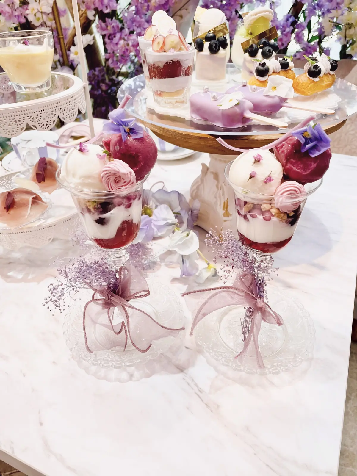 ソファ、テーブル席、Blouse、Skirt、vis、Shoes、shoel mine、スイーツ、パルフェ、パフェ、ケーキ、チョコレート、藤棚、藤、アーティフィシャルフラワー、クロワッサン、スープ、生ハム、オードブル、セイボリー、薄紫、紫色、紫、白、ブラウス、白ブラウス、フリル、フリルブラウス、シースルー、ストライプ、ロングヘア、パープル、purple、カップ、お茶、カフェ、カフェラテ、店内、HAUTE COUTURE • CAFE、HAUTE COUTURE • CAFE表参道、期間限定、Purple Afternoon Tea、オートクチュールカフェ、オートクチュールカフェ表参道、表参道、カフェ、アフタヌーンティー、HAUTE COUTURE CAFE、HAUTE COUTURE CAFE表参道、