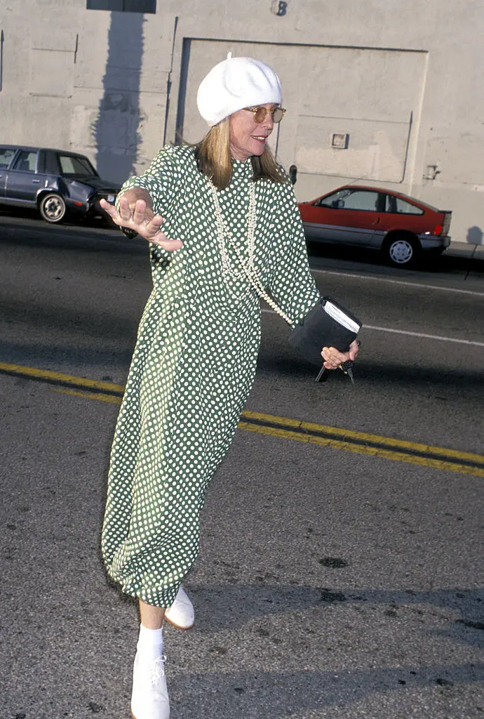 ダイアン・キートン　水玉のジャンプスーツ　白スニーカー