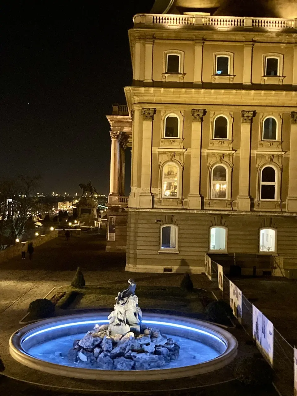 ブダ城をライトアップ。ドナウの真珠と呼ばれる夜景。