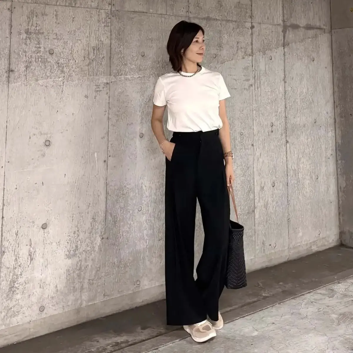 【50代 秋のスニーカーコーデ10選】コーディネートになじみやすい！季節の変わり目の足元のおしゃれ