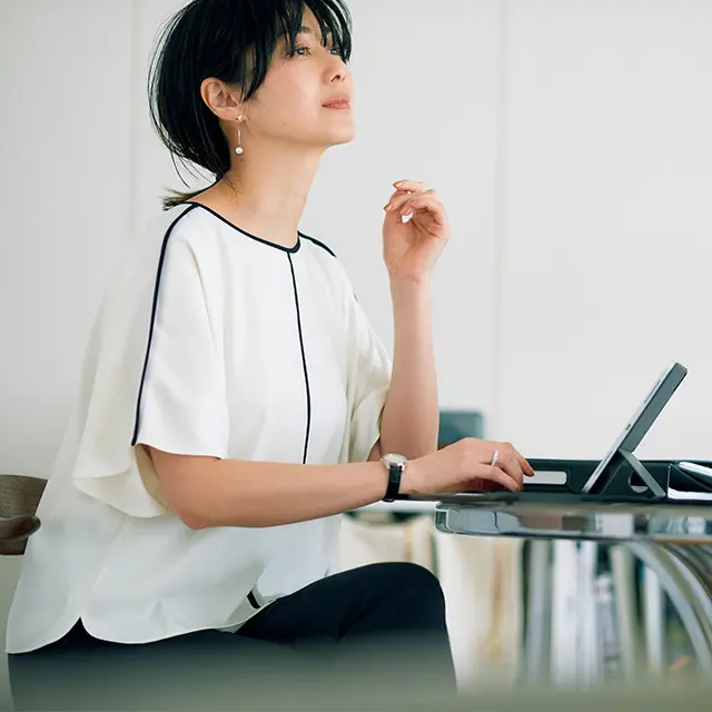 白×ネイビーのきちんと感とリラックスシルエットの大人に優しいブラウス