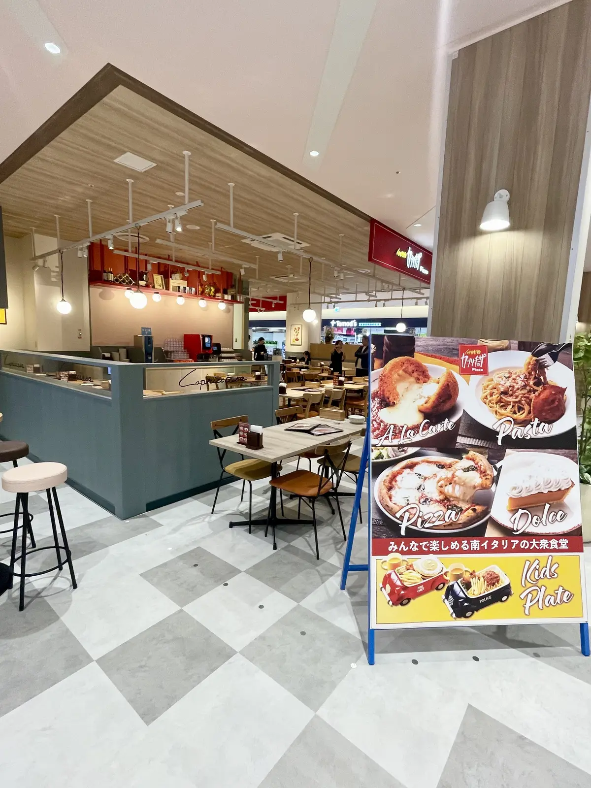 白、ワンピース、白ワンピース、かごバッグ、SHEIN、 Fang  Fa、三井ショッピングパーク、ららテラス北綾瀬、ショッピングモール、商業施設、フードコート、本格的、カプリチョーザ、イタリアン、ピザ、パスタ、入り口、