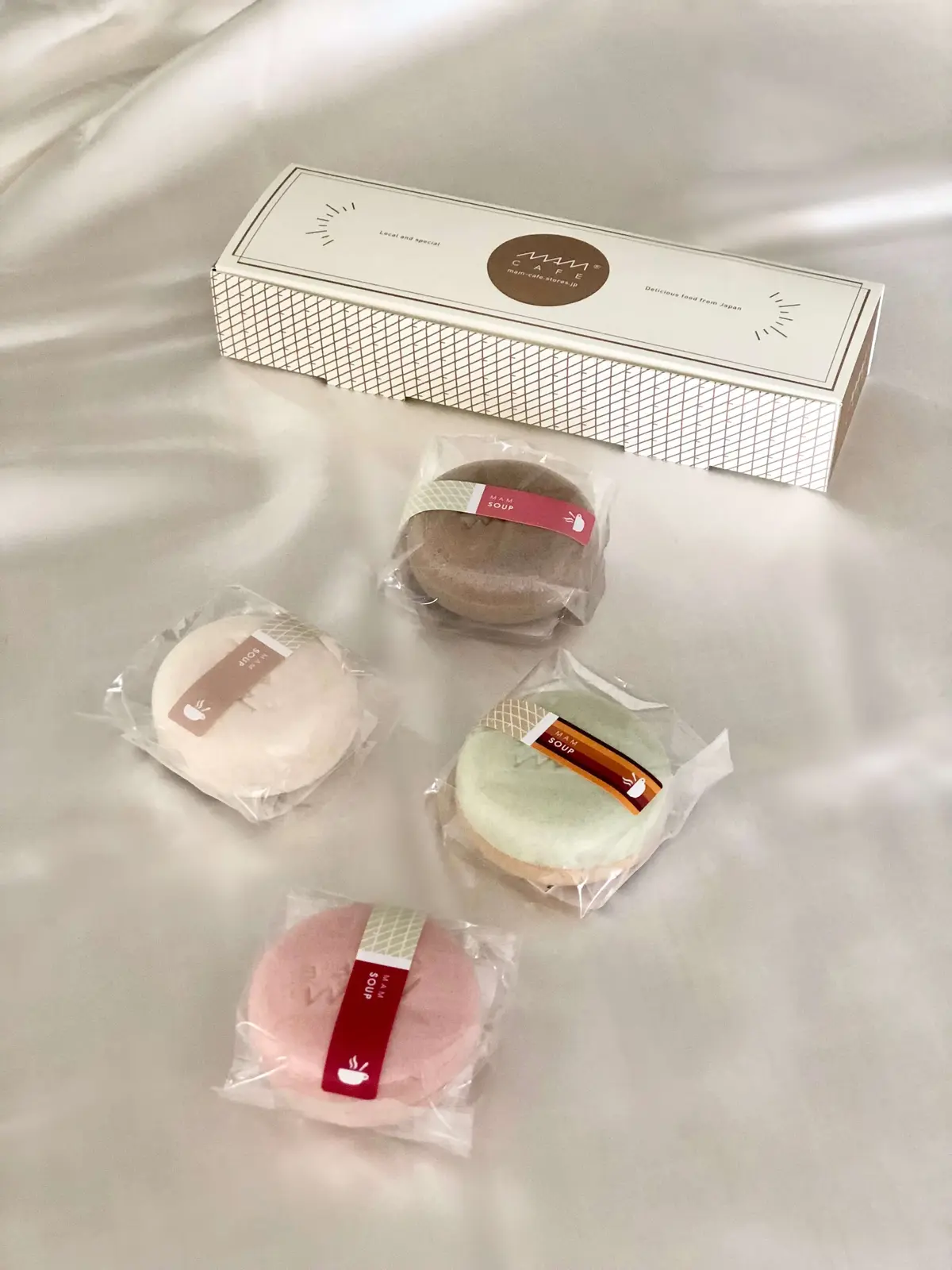 グリーンカレーやスープ、炊き込みご飯の素などが入ってお湯を注ぐだけで食べられるお惣菜最中。