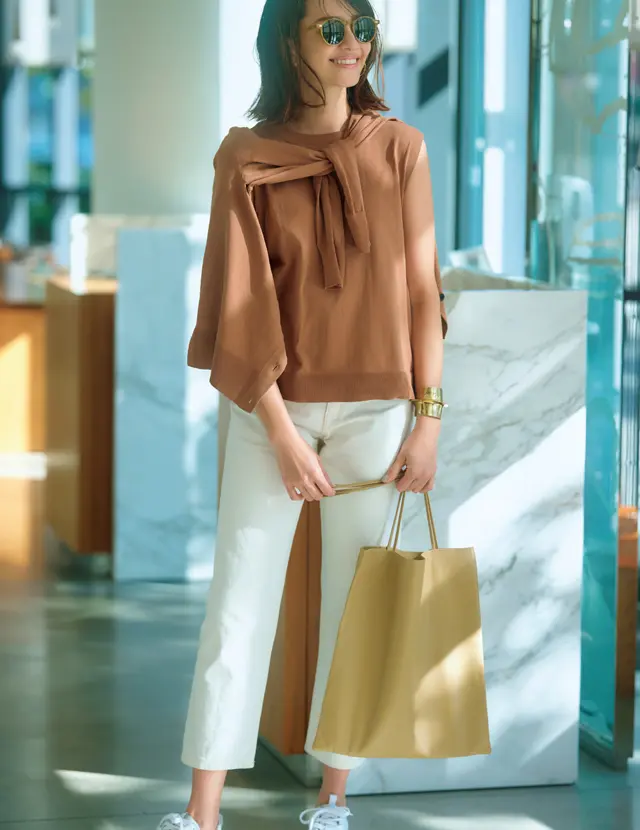 ゆとりあるシルエットのホワイトデニムコーデのRINA