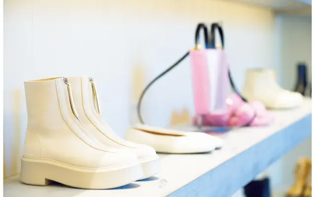 「ザ ロウ」「マルニ」などが充実のシューズコーナーも、小川さんが必ずチェックする場所だそう