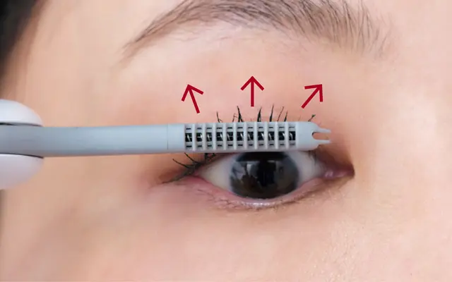 まつ毛の根元から真上に 上げて、上向き固定