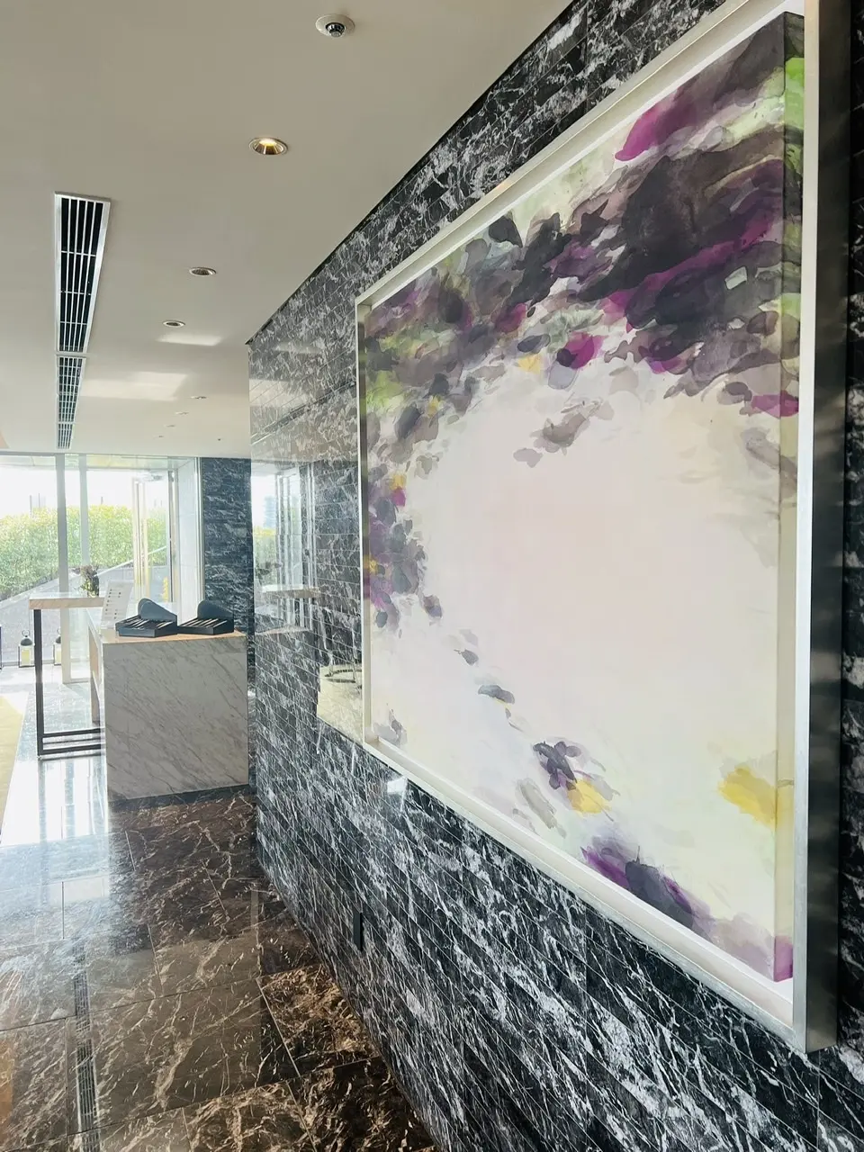 クラブラウンジの外からの光