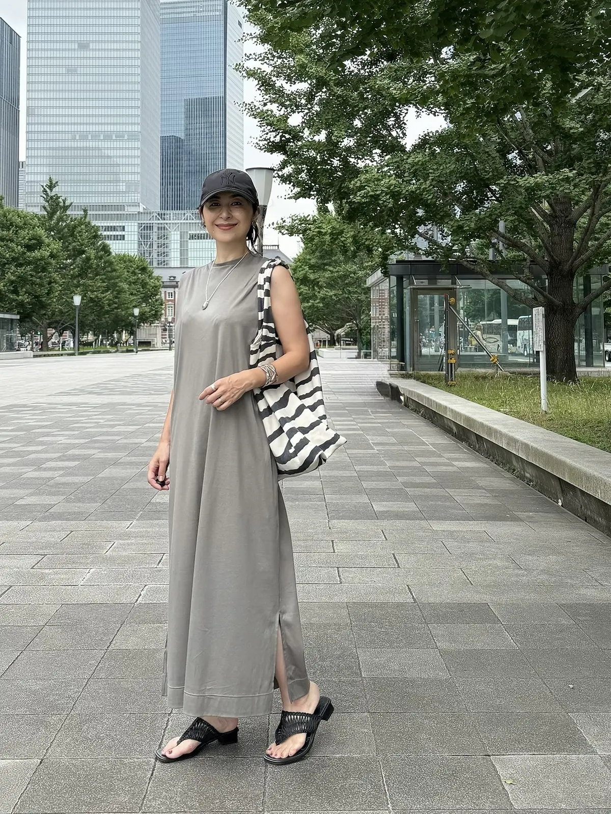 イーバイエクラ　SALONEワンピース　グレージュ　接触冷感ワンピース　黒サンダル　ゼブラ柄バッグ　黒キャップ
