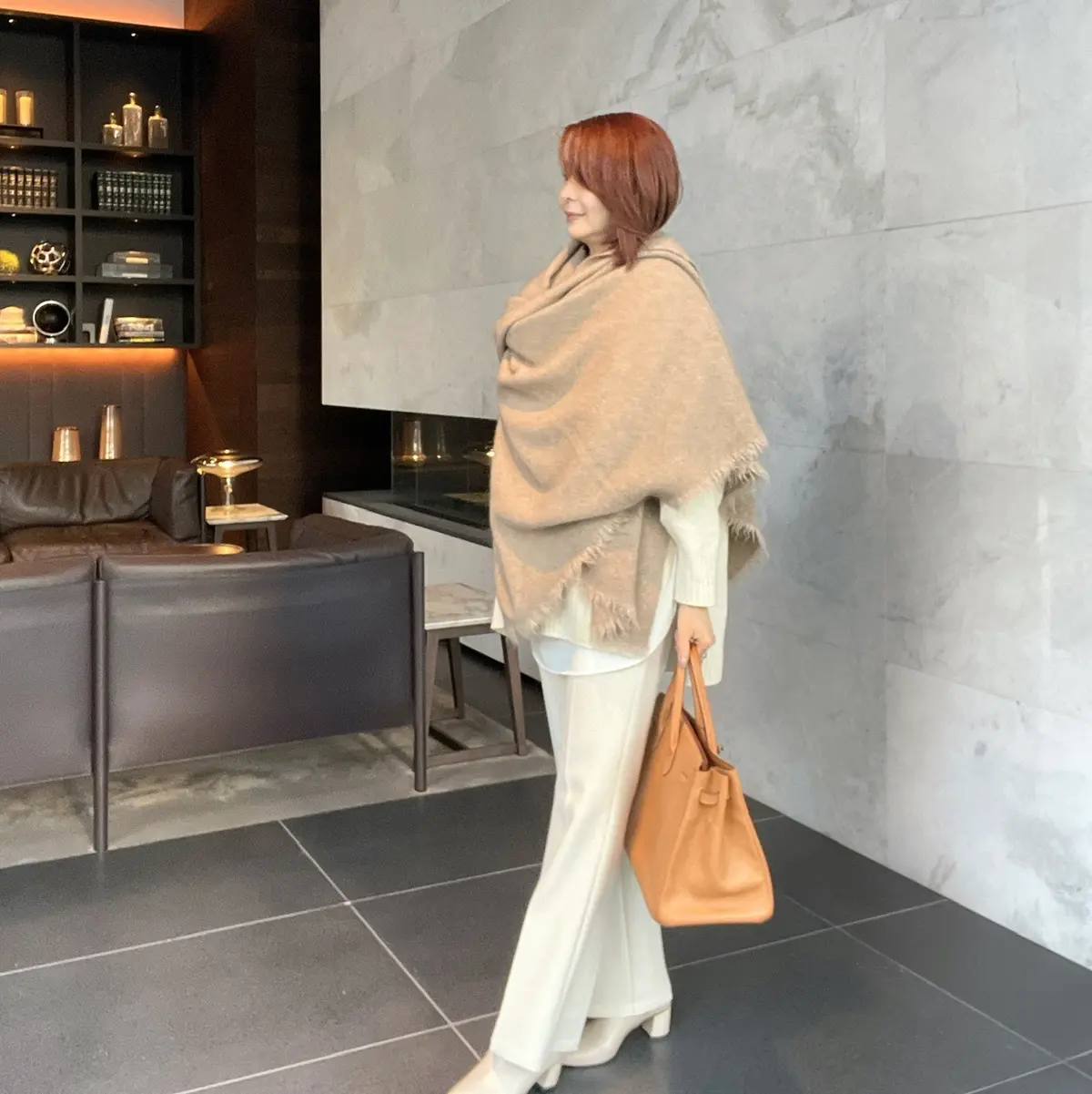 ホワイトコーデとカシミヤストールの画像_3