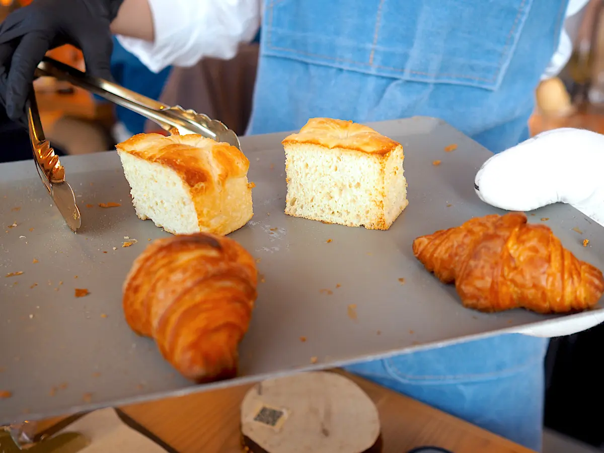 焼き立てクロワッサンとふわふわフォカッチャ