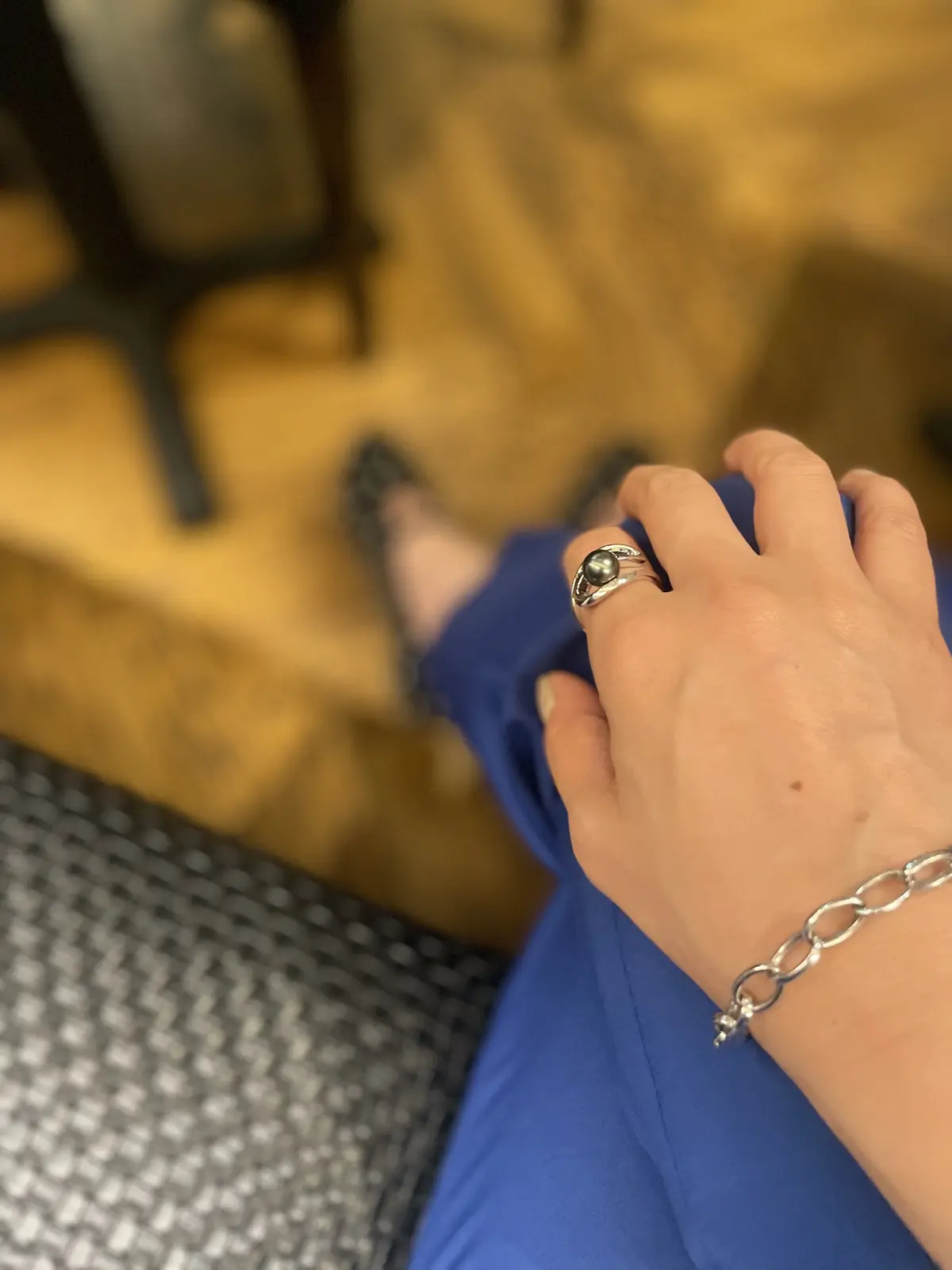 黒蝶真珠のリングを大人カジュアルに。の画像_1