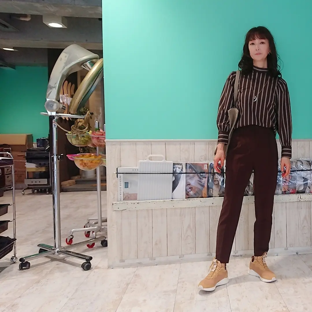 ブラウンブラウス  ブラウンパンツ  ベージュスニーカー