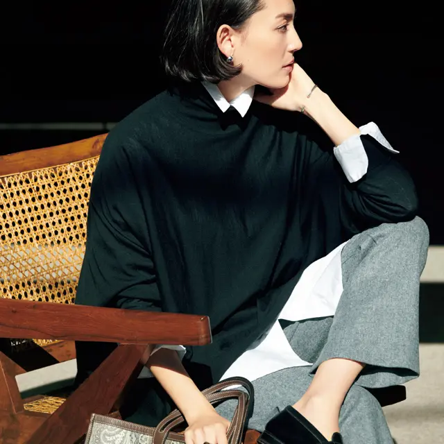 ビッグシルエットタートルと白シャツコーデのLIZA