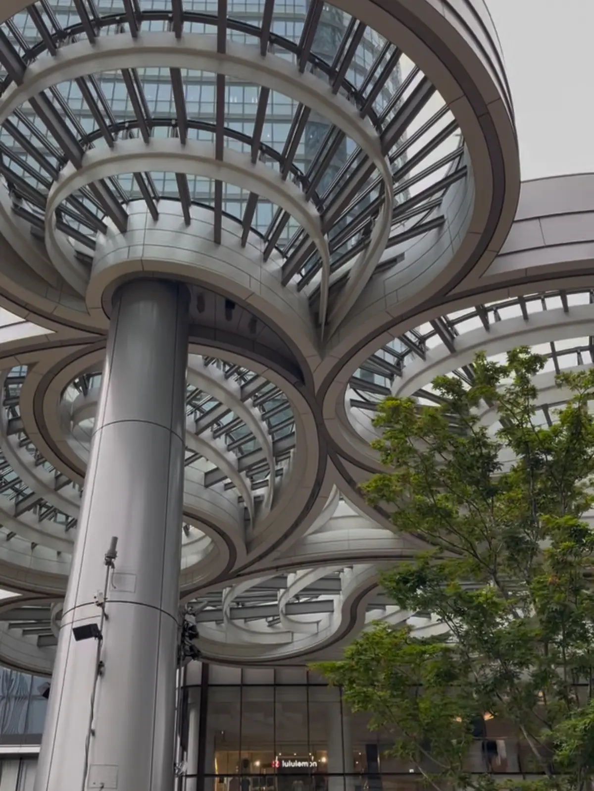 グリーンワンピースを着て初麻布台ヒルズラの画像_4