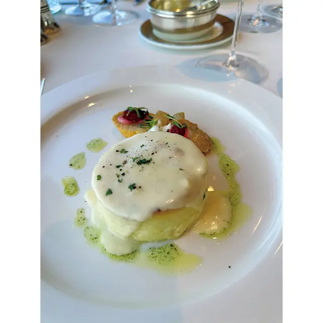 ある日のディナーの前菜から「二度焼きヤギ乳チーズのスフレ」。メニューは日替わりで、ディナーは前菜、サラダ、スープ、主菜、デザート、チーズのコース。グリルクラスでは、メニューから好きなものを好きなだけオーダーできる