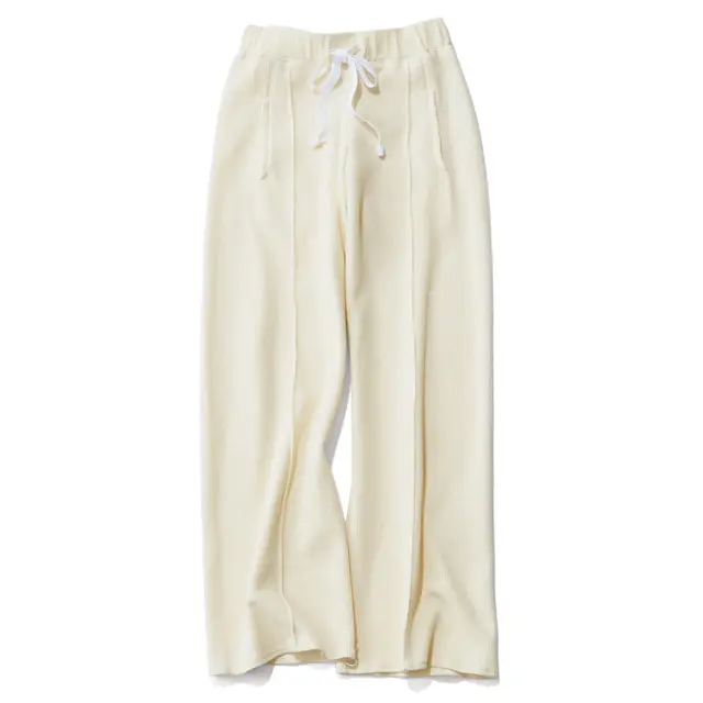 大野智子さんおすすめのオフ白パンツ