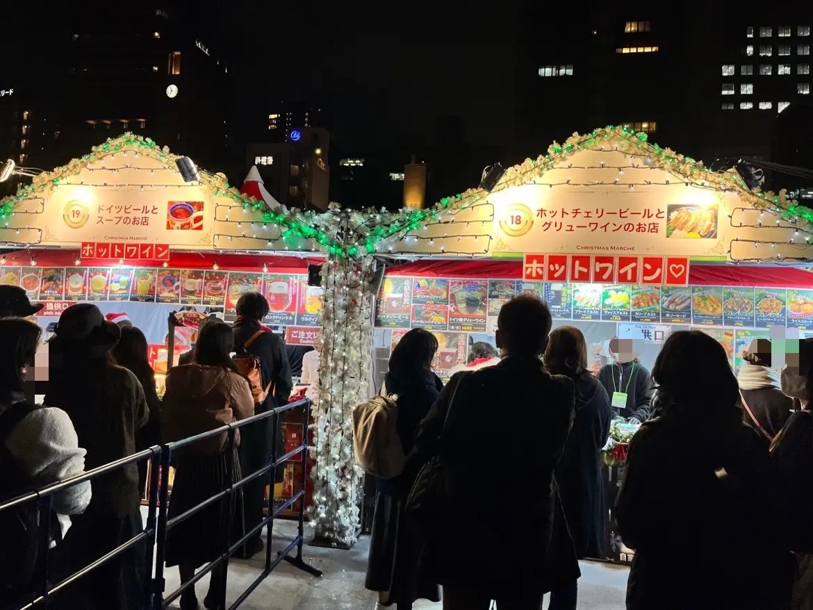 魅力的なキッチンカーが並びます