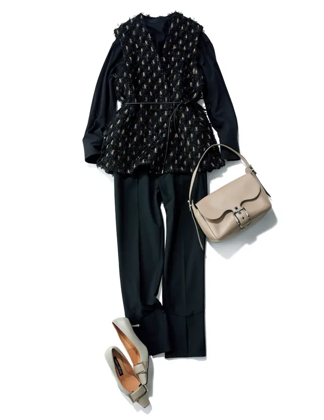 チノの黒パンツ　さりげなく美脚へ導く計算されたディテールがとにかく頼りに