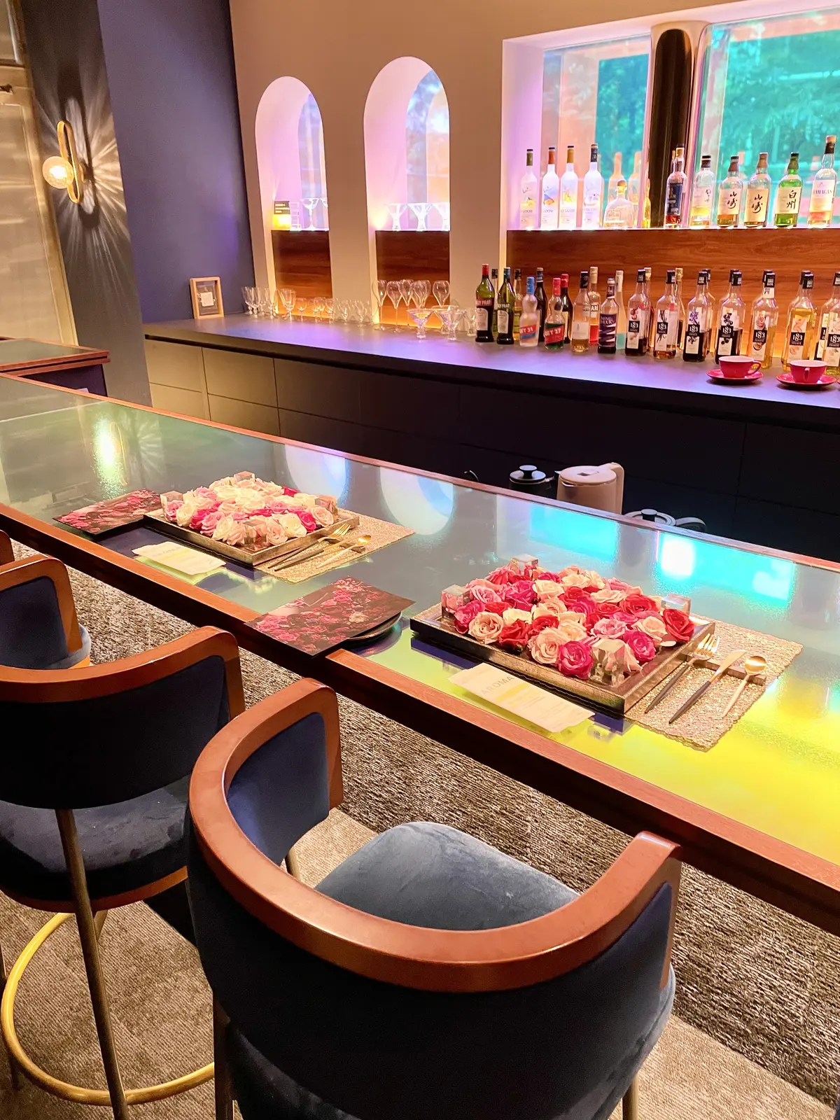 お洒落バー、お洒落カウンター、お洒落、お洒落な店内、お洒落スイーツ&バー、ボトルキープ、間接照明、お洒落照明、Constellation.、SweetscafeBAR、バー、スイーツバー、入り口、通路、廊下、プロローグ、モダン、ブルーライト、間接照明、エピローグ、幻想的、幻想的カウンター、カウンター、カウンターバー、スイーツ&バー、内装、店内、バー店内、薔薇、フラワーアレンジ、薔薇ランチョンマット、フラワーランチョンマット、カトラリー、