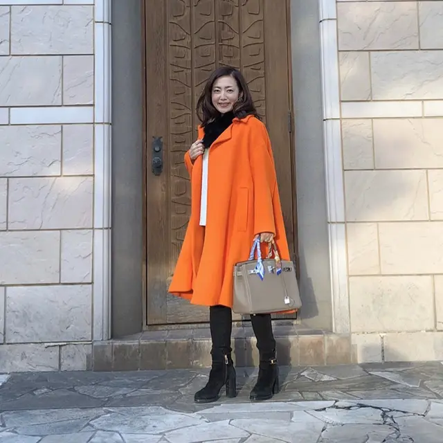 気持ちがあがる！鮮やかなAラインのオレンジコート