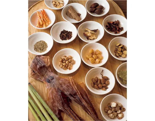 「滷水」の材料、八角、シナモン、陳皮、丁子など13種類の香辛料に干し貝柱や干しダコなど3種類の魚介の調味ダレ