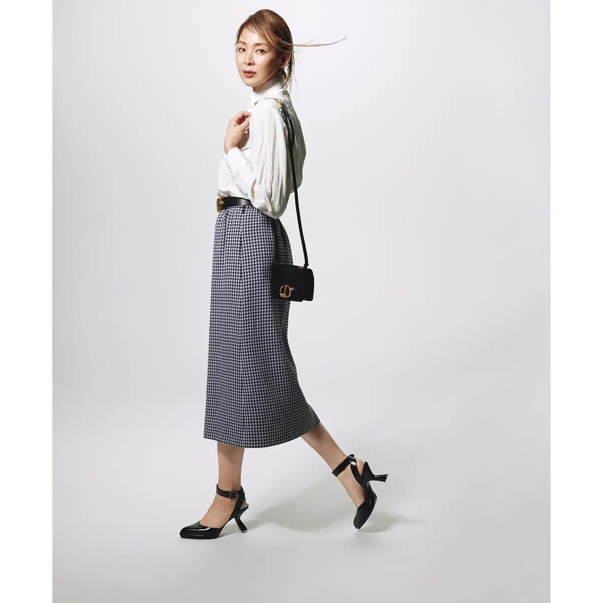 白ブラウスとチェック柄タイトスカートのコーデ　モデル・SHIHO