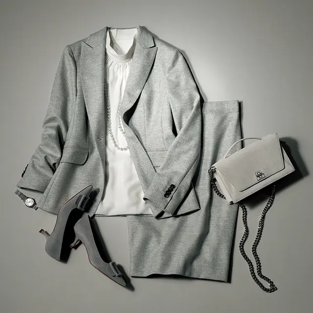 スーツにツヤと輝きを足せるのは女性だけ