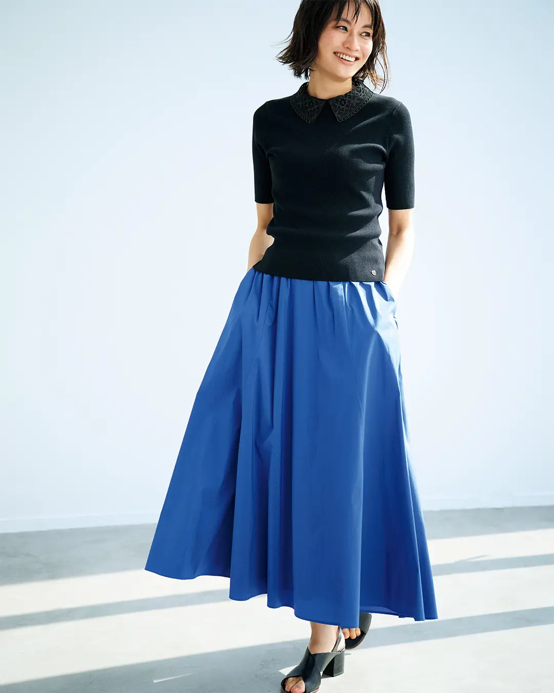 繊細なレースの襟もと。ふわりと揺れるスカート。シンプルな着こなしに優雅さをプラス