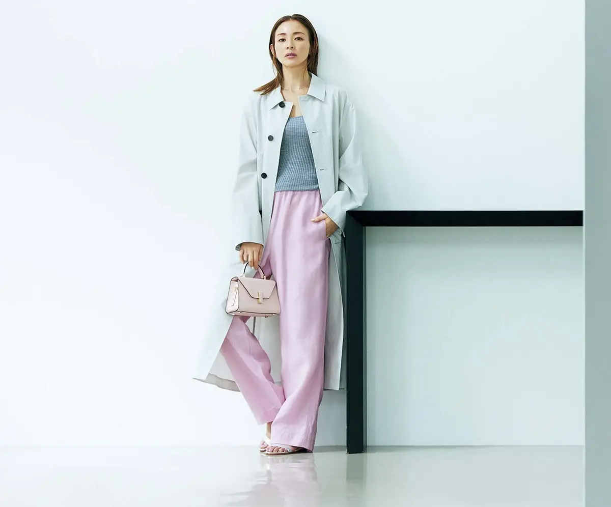 青みピンクのパンツは、 ソリッドなグレーコートで 辛口モードに振り切る