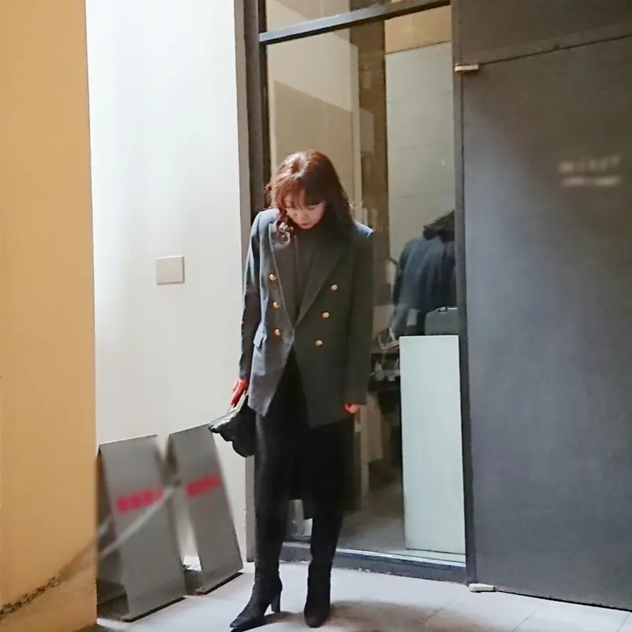 グレーコート  タイトスカート  ロングブーツ     ミニバッグ