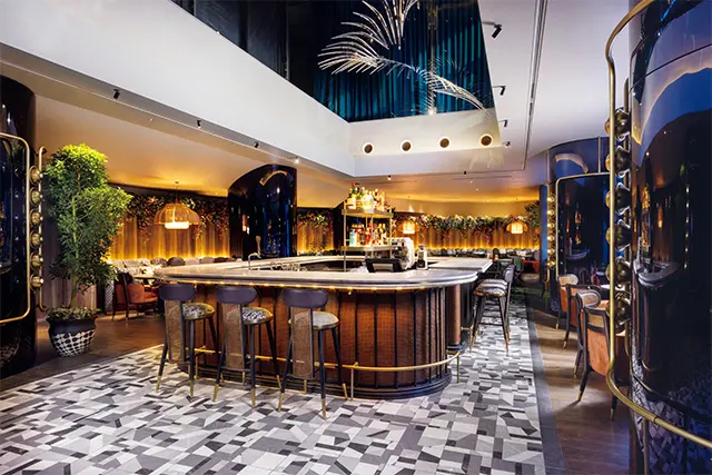 パリにあるようなしゃれたレストラン「ラ・セヌ」。 バーカウンターも使い勝手がいい