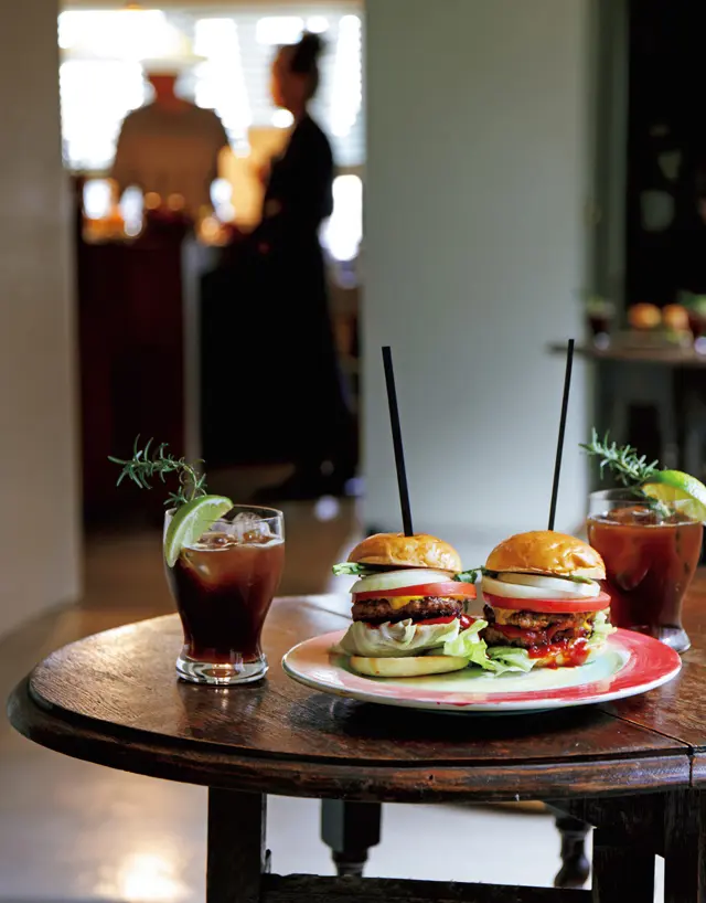 【LUNCH】うちの特製ミニハンバーガーには、コーラで割ったアイスアメリカーノを。ハーブやライムの香りを添えて