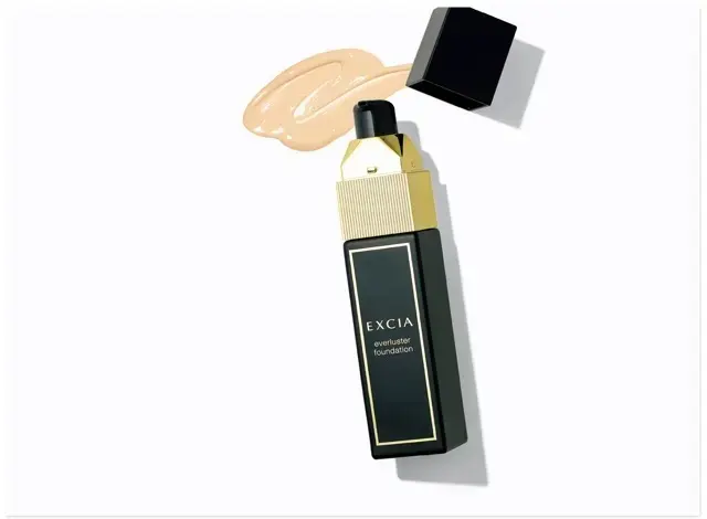 毛穴やシワなどの凹凸を厚塗りに見せずに精巧にカバー。薄膜でありながら化粧持ちのよさも◎。 エクシア エバーラスター ファンデーション SPF50+・PA++++ 全6色 30㎖ 各￥16,500／アルビオン