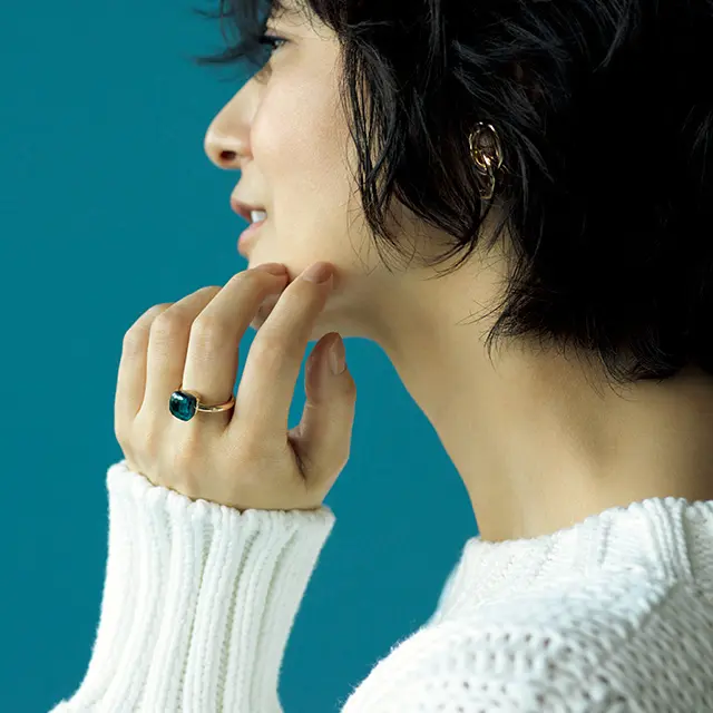 富岡佳子　華やかなきらめきとは違う知的なオーラを放つリング