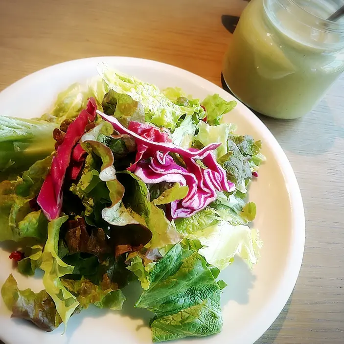 ラシーヌ青山のランチサラダ、大葉と玉ねぎのドレッシング