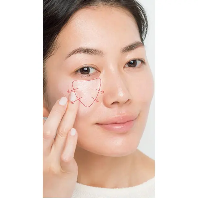 頰に逆三角形にのばす。 広げすぎないように注意