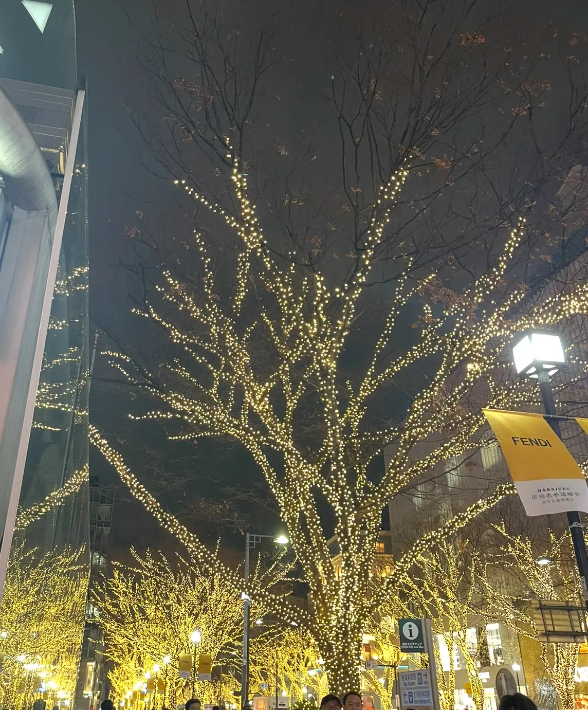 大人ピンクのキラキラジレとホワイトパンツの画像_6