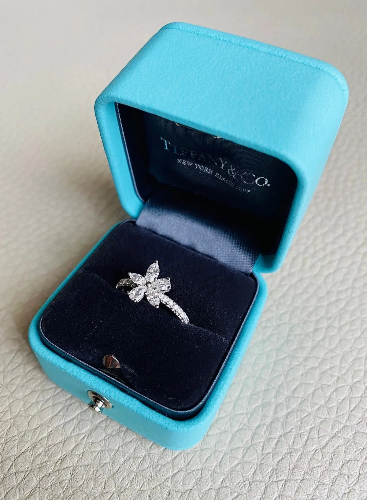 ティファニーの「ビクトリア」のリング