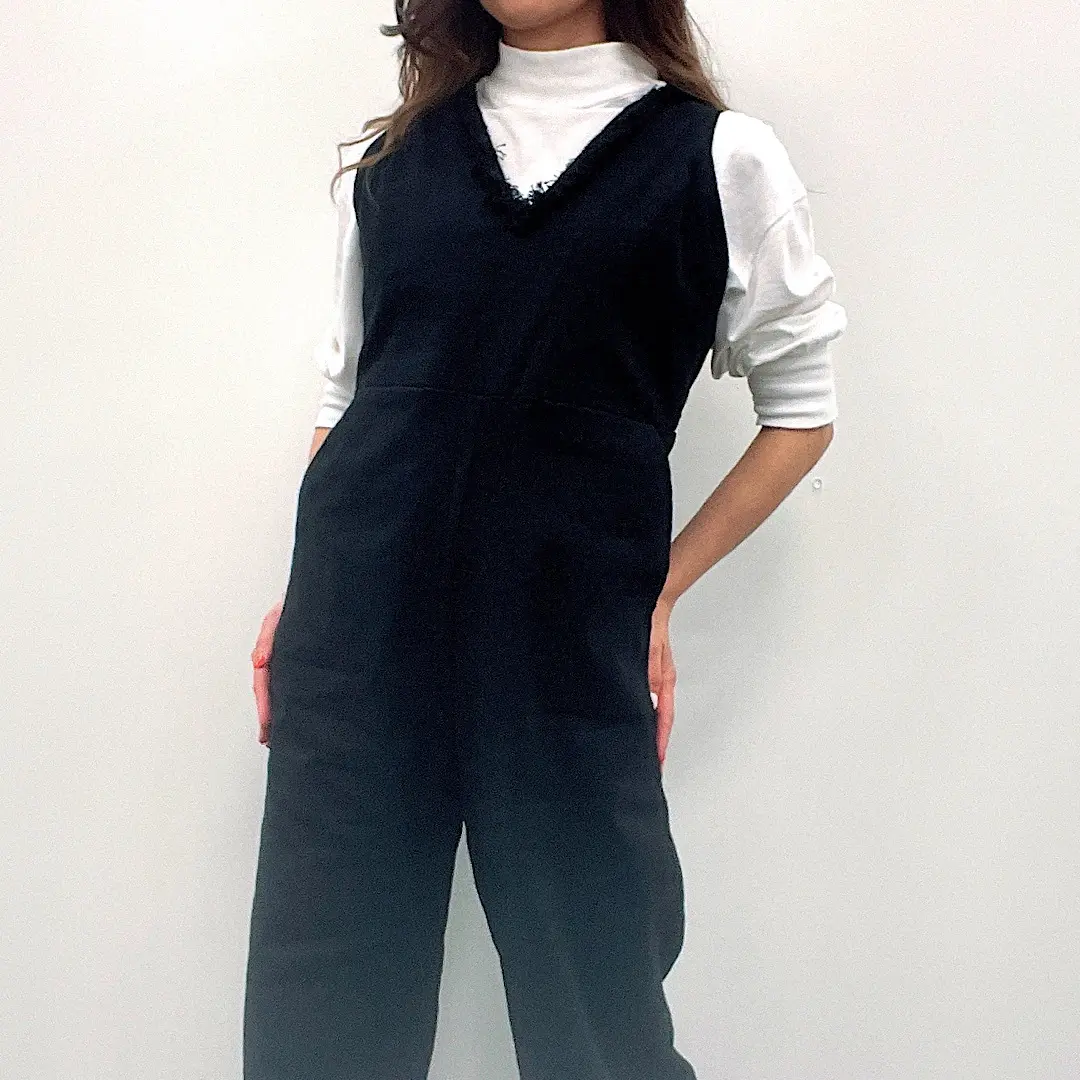 生地若干厚めのブラックサロペット