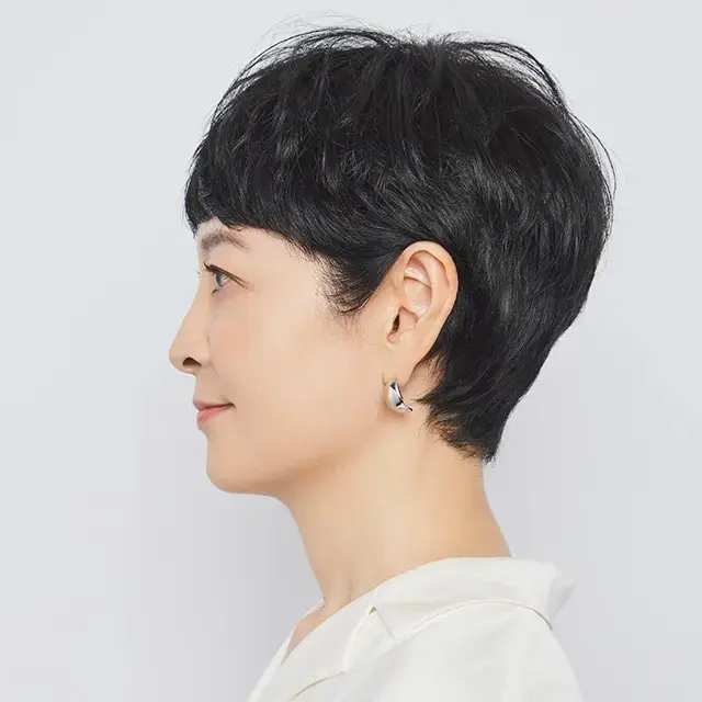 耳にかけるスタイリングをすることを前提にカットしているので、不器用でも簡単にひし形フォルムにセットができる。短めショートでも小顔の黄金バランスの“ひし形”を再現しやすい。
