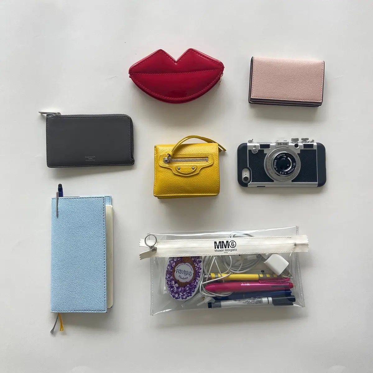 S谷のバッグの中身は、色も形もプレイフル！