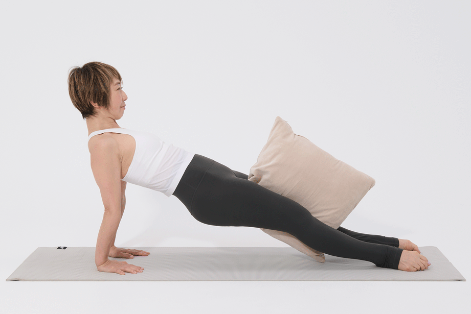 OurAge×Webエクラ　内ももでクッションを挟んだら、両手を後ろにつき（指は体側へ）、脚を伸ばして長座します。腕は伸ばしたまま、息を吐きながら腰と股関節を持ち上げて5秒キープ。息を吐きながらゆっくり戻ります。5回は繰り返しましょう。