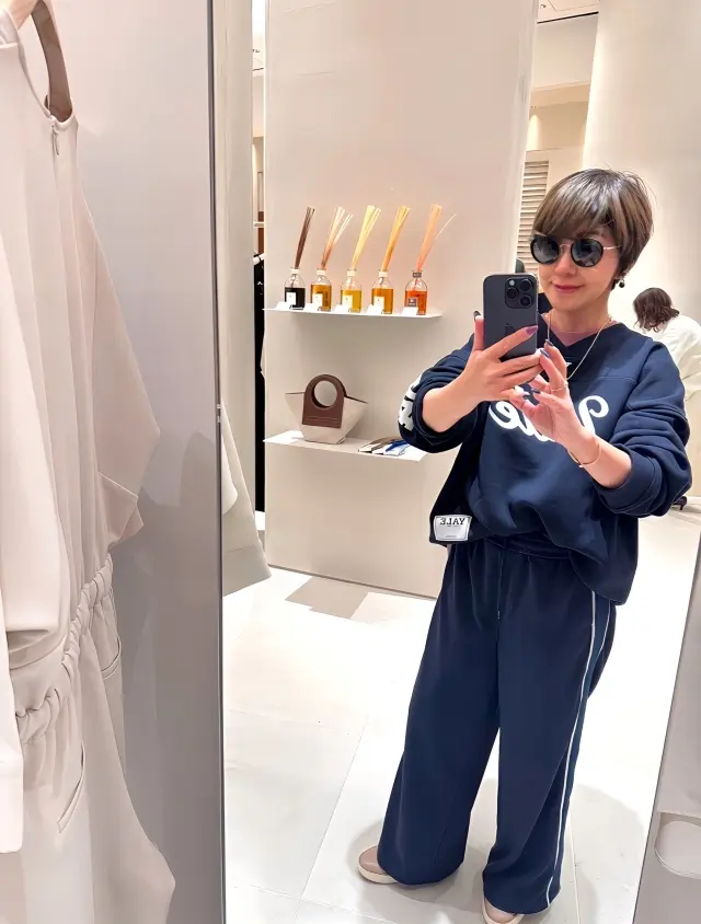 ネイビーコーデにニュアンカラーのピンクをの画像_3