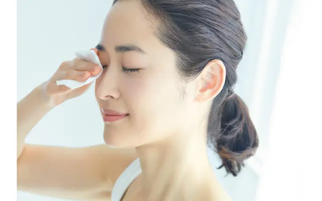 十分にアイメイクとなじませたら、上〜下にくるんとさせてオフ。細かい部分はコットンを折って、ていねいに