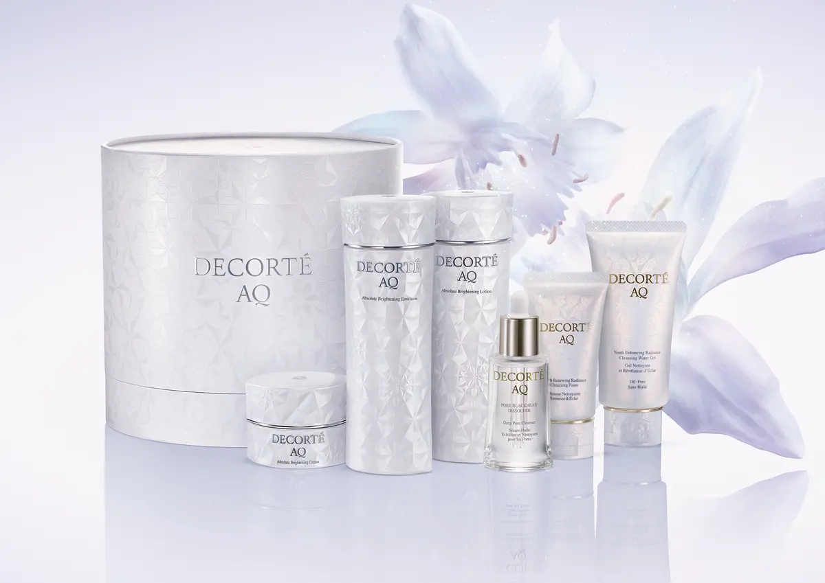 2025　クリスマスコフレ　コスメデコルテ　ＡＱ ブライト　ラディアンス コフレ II　￥17050／コスメデコルテ＜限定発売中＞  セット内容：ＡＱ　ラディアンス ウォータリー ジェル クレンジング　60g、ＡＱ　ラディアンス エアリークリームウォッシュ　30g、ＡＱ　アブソリュート エマルジョン ブライト [医薬部外品]　100mL、ＡＱ　アブソリュート ローション ブライト [医薬部外品]　100mL、ＡＱ　アブソリュート クリーム ブライト [医薬部外品]　10g、ＡＱ　毛穴美容液オイル　15mL  ＊公式オンラインブティックでは完売しています。店舗在庫は各店頭までお問合せください。